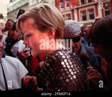 KATE MOSS-MODEL BEI DER ANKUNFT IM GIELGUD-THEATER AM 2000. AUGUST FÜR EINE VORSCHAU AUF DEN ABSOLVENTEN MIT JERRY HALL Stockfoto