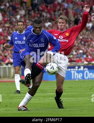 Ole Gunnar Solskjaer von Manchester United und Marcel Desailly von Chelsea während des Charity Shield Match im Wembley Stadium. Chelsea gewann das Spiel mit 2:0. Stockfoto