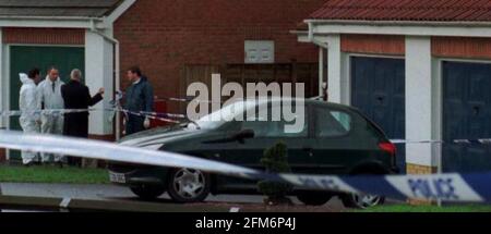 Das Haus (rechts) am Stadtrand von Camberley, wo vier Es wurden Personen gefunden, darunter zwei Kinder der Familie Smith In einem Haus auf dem Landgut im Süden getötet England früher heute Stockfoto