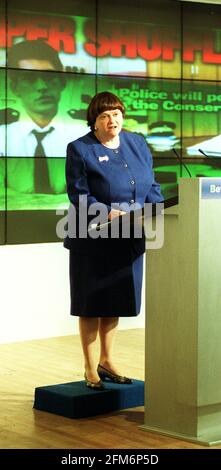 TORY-PRESSEKONFERENZ AUF DEM SMITH SQUARE, UM EINE NEUE PLAKATKAMPAGNE ZU STARTEN. ANNE WIDDECOMBE STEHT AUF EINER STRATEGISCH PLATZIERTEN BOX, SO DASS SIE DAS MIKROFON ERREICHEN KANN. 15.2.01 PIC:JOHN VOOS Stockfoto