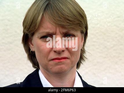 UNTERSUCHUNG VON TODESFÄLLEN BEI KINDERN IM WEXHAM PARK HOSPITAL, SLOUGH. MARGARET EDWARDS, CHIEF EXECUTIVE VON HEATHERWOOD UND WEXHAM PARK HOSPITALS NHS TRUST, BEI EINER PRESSEKONFERENZ AUF EINEM LOKALEN SPORTPLATZ IN DER NÄHE DES KRANKENHAUSES. Stockfoto