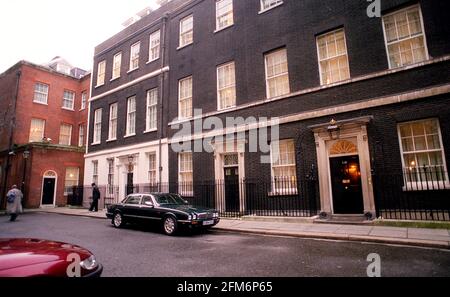 Nr.10 Downing Street, London das offizielle Zuhause des Premierministers. Jaguar Auto auf der Straße Stockfoto