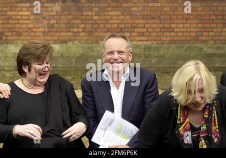 Jeffrey Archer April 2001 mit Jenni Murray von Radio 4 Links und Fay Weldon an der Oxford Union, wo sie Nahm an einer Diskussion über den Zustand der Engländer Teil Sprache im Rahmen des Oxford literary Festival Stockfoto