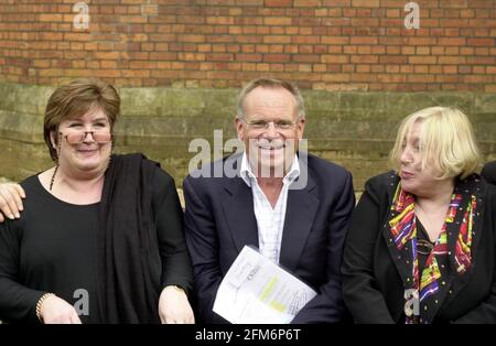 Jeffrey Archer April 2001 mit Jenni Murray von Radio 4 Links und Fay Weldon an der Oxford Union, wo sie Nahm an einer Diskussion über den Zustand der Engländer Teil Sprache im Rahmen des Oxford literary Festival Stockfoto