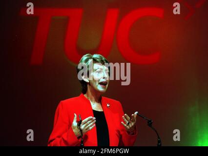 PATRICIA HEWITT, HANDELS- UND INDUSTRIESEKRETÄRIN, SPRACH AM ERSTEN TAG DER TUC-KONFERENZ IN BRIGHTON VOR DEM TUC. 10.9.01 PIC:JOHN VOOS Stockfoto