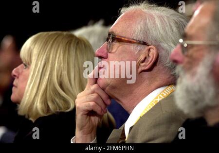 LIB DEM-KONFERENZ - BOURNEMOUTH-DELEGIERTE HÖREN SICH DIE DEBATTE ÜBER DIE BETEILIGUNG DES PRIVATEN SEKTORS AN ÖFFENTLICHEN DIENSTLEISTUNGEN AN. BILD: JOHN VOOS 25. September 2001 Stockfoto