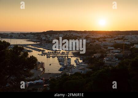 Panorama des Sommerziels Santa Maria di Leuca in Apulien Italien bei Sonnenuntergang an einem heißen Tag Stockfoto
