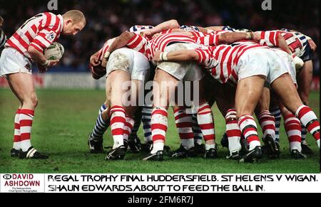 St. Helens V Wigan Regal Trophy Finale Shaun Edwards Info Um den Ball in den Scrum zu füttern Stockfoto