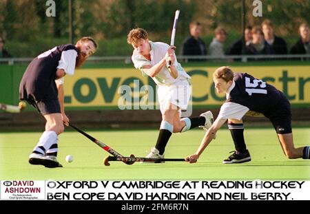 David Harding von Cambridge schneidet zwischen den Oxford-Eishockeyspielern Ben Cope und Neil Berry beim Varsity-Spiel in Reading Stockfoto