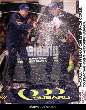 Colin McRae Right und Derek Ringer feiern den Gewinn des Netzwerks Q RAC Rally und Weltmeister in Chester Stockfoto