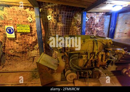 Tennant Creek, Australien - 2019. Aug: Unterirdischer Felsenbrecher-Wagen auf der Schiene im Battery Hill Mining Center Museum, während der Führung. Stockfoto
