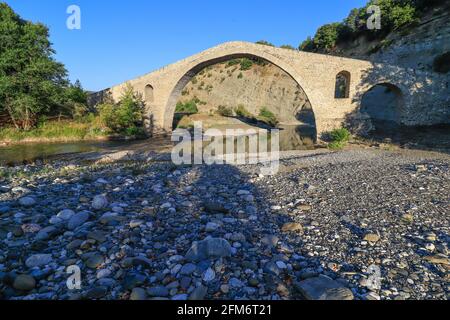 Alte Steinbrücke von Aziz Aga, Venetikos Fluss, Grevena, Mazedonien, Griechenland Stockfoto