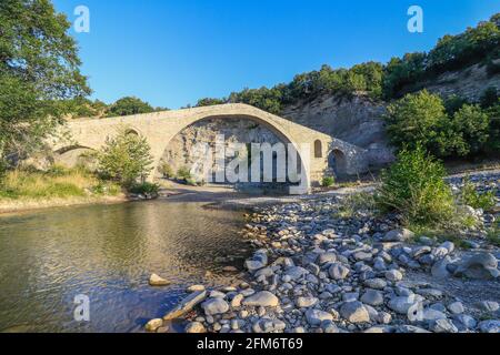 Alte Steinbrücke von Aziz Aga, Venetikos Fluss, Grevena, Mazedonien, Griechenland Stockfoto