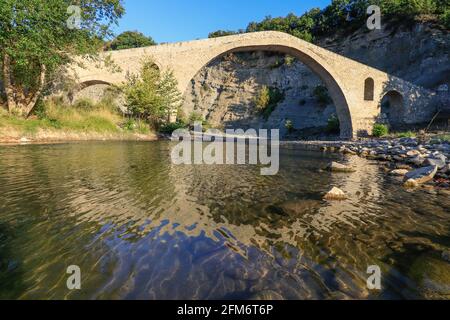 Alte Steinbrücke von Aziz Aga, Venetikos Fluss, Grevena, Mazedonien, Griechenland Stockfoto