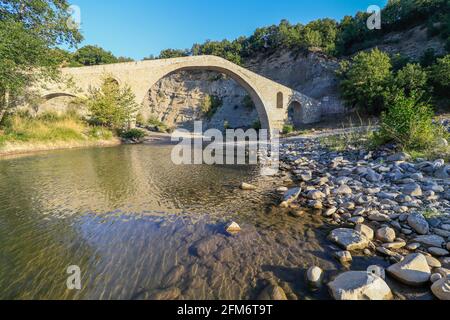 Alte Steinbrücke von Aziz Aga, Venetikos Fluss, Grevena, Mazedonien, Griechenland Stockfoto