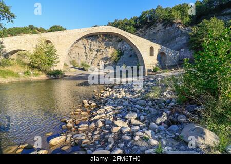 Alte Steinbrücke von Aziz Aga, Venetikos Fluss, Grevena, Mazedonien, Griechenland Stockfoto