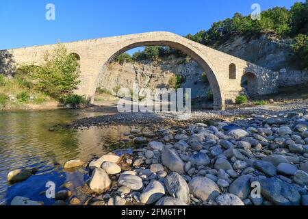 Alte Steinbrücke von Aziz Aga, Venetikos Fluss, Grevena, Mazedonien, Griechenland Stockfoto