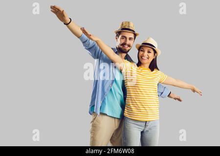 Portrait positiv fröhliches Paar Tourist posiert mit Armen wie Flugzeug Flügel Stockfoto