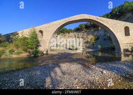 Alte Steinbrücke von Aziz Aga, Venetikos Fluss, Grevena, Mazedonien, Griechenland Stockfoto