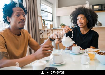 Familie beim gemeinsamen Frühstück zu Hause. Stockfoto