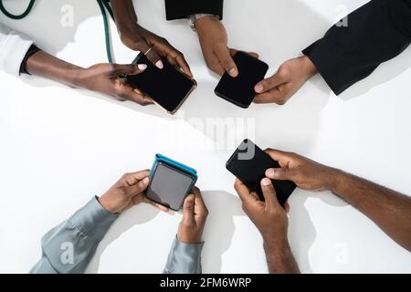 Afroamerikanisches Familienpaar Mit Mobiltelefon Stockfoto