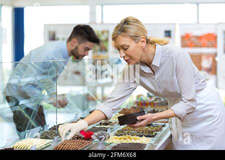 Kaufen Kuchen in Süßwaren zu gehen Stockfoto