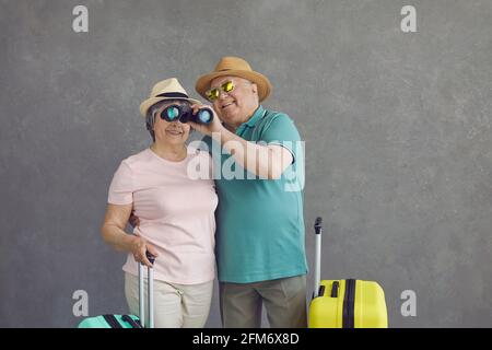 Glückliches aktives Seniorenpaar mit Fernglas freut sich auf den Genuss Sommerurlaub Stockfoto