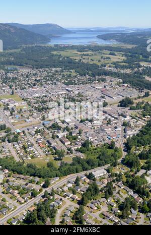 Luftaufnahme der Innenstadt von Duncan mit Cowichan Bay im Hintergrund, Duncan, Cowichan Valley, Vancouver Island, British Columbia, Kanada. Stockfoto