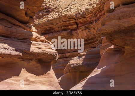 Ein erstaunlicher Ort in Israel wird der Rote Canyon und Nahal Shani, Südbezirk genannt. Es lohnt sich auf jeden Fall, wegen seiner atemberaubenden Steinstruktur einen Besuch zu machen. Hochwertige Fotos Stockfoto