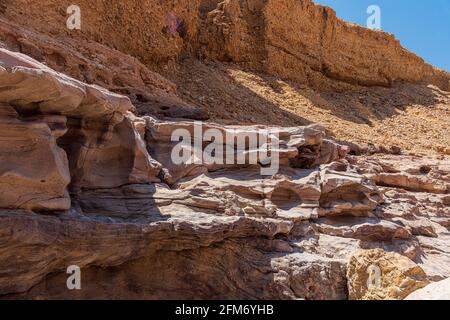 Ein erstaunlicher Ort in Israel wird der Rote Canyon und Nahal Shani, Südbezirk genannt. Es lohnt sich auf jeden Fall, wegen seiner atemberaubenden Steinstruktur einen Besuch zu machen. Hochwertige Fotos Stockfoto