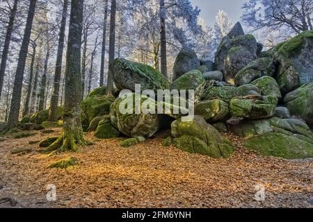 Die Guenterfelsen, eine riesige Felsformation mit Herbstlaub, im Simonswald, am Brend Way, im Schwarzwald, Südwestdeutschland Stockfoto