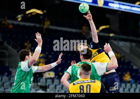 Mannheim, Deutschland. Mai 2021. Handball: Bundesliga, Rhein-Neckar Löwen - Füchse Berlin, Matchday 28, SAP Arena. Niclas Kirkelokke (r) von den Rhein-Neckar Löwen wirft auf das Tor. Quelle: Uwe Anspach/dpa/Alamy Live News Stockfoto