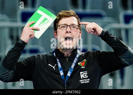 Mannheim, Deutschland. Mai 2021. Handball: Bundesliga, Rhein-Neckar Löwen - Füchse Berlin, Matchday 28, SAP Arena. Der Berliner Coach Jaron Siewert zeigt Gesten. Quelle: Uwe Anspach/dpa/Alamy Live News Stockfoto