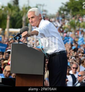 Hollywood, Vereinigte Staaten Von Amerika. November 2012. HOLLYWOOD, FL - 04. NOVEMBER: Charlie Crist nimmt an einer Kundgebung für US-Präsident Barack Obama an der McArthur High School in Hollywood, Florida, Teil, Obama und Herausforderer Mitt Romney haben am Sonntag Amerika durchkreuzt, Der Appell für die Stimmen in einem zweitägigen Endspiel für den US-Wahlsieg, den beide Seiten behaupten, liegt in ihrer Reichweite. Am 11. Oktober 2012 in Hollywood, Florida. Personen: Charlie Crist Kredit: Storms Media Group/Alamy Live News Stockfoto