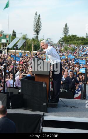 Hollywood, Vereinigte Staaten Von Amerika. November 2012. HOLLYWOOD, FL - 04. NOVEMBER: Charlie Crist nimmt an einer Kundgebung für US-Präsident Barack Obama an der McArthur High School in Hollywood, Florida, Teil, Obama und Herausforderer Mitt Romney haben am Sonntag Amerika durchkreuzt, Der Appell für die Stimmen in einem zweitägigen Endspiel für den US-Wahlsieg, den beide Seiten behaupten, liegt in ihrer Reichweite. Am 11. Oktober 2012 in Hollywood, Florida. Personen: Charlie Crist Kredit: Storms Media Group/Alamy Live News Stockfoto