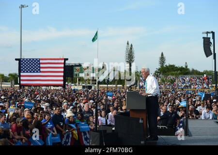 Hollywood, Vereinigte Staaten Von Amerika. November 2012. HOLLYWOOD, FL - 04. NOVEMBER: Charlie Crist nimmt an einer Kundgebung für US-Präsident Barack Obama an der McArthur High School in Hollywood, Florida, Teil, Obama und Herausforderer Mitt Romney haben am Sonntag Amerika durchkreuzt, Der Appell für die Stimmen in einem zweitägigen Endspiel für den US-Wahlsieg, den beide Seiten behaupten, liegt in ihrer Reichweite. Am 11. Oktober 2012 in Hollywood, Florida. Personen: Charlie Crist Kredit: Storms Media Group/Alamy Live News Stockfoto