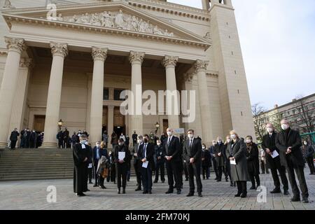 05/06/2021, Potsdam, Deutschland, der Theologische Direktor des Oberlinhauses, Matthias Fichtmüller, der Bundesbeauftragte für Behindertenfragen, Jürgen Dusel, Premierminister Dietmar Woidke (SPD) und Bürgermeister Mike Schubert (SPD), nach dem Trauerdienst. Gedenkgottesdienst in der Nikolaikirche für die Opfer der Gewalt im Potsdamer Schlafsaal für Behinderte. Stockfoto