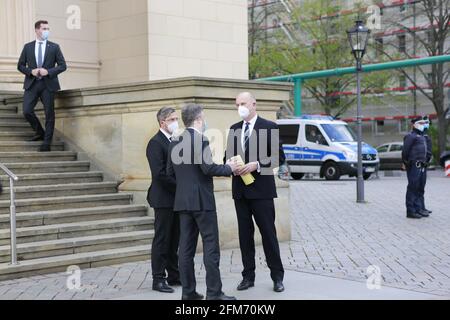 05/06/2021, Potsdam, Deutschland, Bürgermeister Mike Schubert (SPD), der Theologische Direktor des Oberlinhauses, Matthias Fichtmüller, und Premierminister Dietmar Woidke (SPD) vor der Trauerfeier. Gedenkgottesdienst in der Nikolaikirche für die Opfer der Gewalt im Potsdamer Schlafsaal für Behinderte. Stockfoto