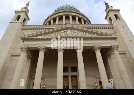 05/06/2021, Potsdam, Deutschland, die Nikolaikirche. Der theologische Direktor des Oberlinhauses, Matthias Fichtmüller, der Bundesbeauftragte für Menschen mit Behinderungen, Jürgen Dusel, Premierminister Dietmar Woidke (SPD) und Bürgermeister Mike Schubert (SPD) und nach dem Trauergottesdienst. Gedenkgottesdienst in der Nikolaikirche für die Opfer der Gewalt im Potsdamer Schlafsaal für Behinderte. Stockfoto