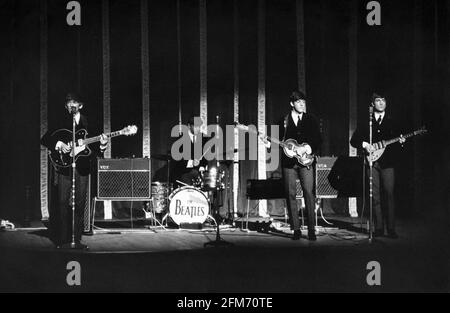 Frühe Aufführung der Beatles, darunter (von L bis R) George Harrison, Ringo Starr, Paul McCartney und John Lennon, c1963.