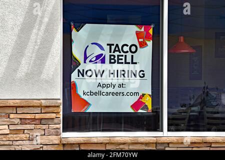 Emporia, KS, USA. Mai 2021. Taco Bell stellt jetzt Schilder ein, die im Fenster des lokalen Taco Bell in Emporia, Kansas, veröffentlicht werden, da Unternehmen nach der COVID-19-Pandemie am 6. Mai 2021 Mitarbeiter einstellen und die normale Produktion erhöhen möchten. Kredit: Mark Reinstein/Media Punch/Alamy Live Nachrichten Stockfoto