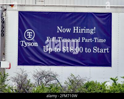 Emporia, KS, USA. Mai 2021. Am Eingang der Tyson-Frischfleischfabrik in Emporia, Kansas, sind jetzt Anstellschilder in englischer und spanischer Sprache angebracht, da Unternehmen nach der COVID-19-Pandemie am 6. Mai 2021 Mitarbeiter einstellen und ihre normale Produktion erhöhen möchten. Kredit: Mark Reinstein/Media Punch/Alamy Live Nachrichten Stockfoto