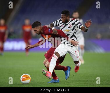 Rom, Italien, 6. Mai 2021. Lorenzo Pellegrini von Roma wurde von Fred von Manchester United während des Spiels der UEFA Europa League im Stadio Olimpico, Rom, angegangen. Bildnachweis sollte lauten: Jonathan Moscrop / Sportimage Stockfoto