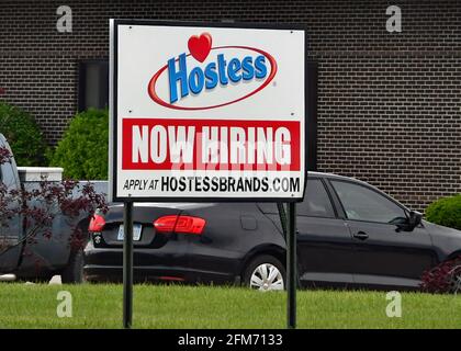 Emporia, KS, USA. Mai 2021. Das Gastgeberwerk, in dem Twinkies-Snackkuchen produziert werden, stellt jetzt Schilder am Standort in Emporia, Kansas, ein, da Unternehmen nach der COVID-19-Pandemie am 6. Mai 2021 nach der Einstellung von Mitarbeitern und der Erhöhung der normalen Produktion Ausschau halten. Kredit: Mark Reinstein/Media Punch/Alamy Live Nachrichten Stockfoto