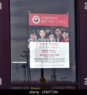 Emporia, KS, USA. Mai 2021. panda Express chinese nimmt die Restaurantwerkstatt ab und stellt jetzt Schilder an Standort in Emporia, Kansas, ein, da Unternehmen nach der COVID-19-Pandemie am 6. Mai 2021 nach der Einstellung von Mitarbeitern und der Erhöhung der normalen Produktion Ausschau halten. Kredit: Mark Reinstein/Media Punch/Alamy Live Nachrichten Stockfoto