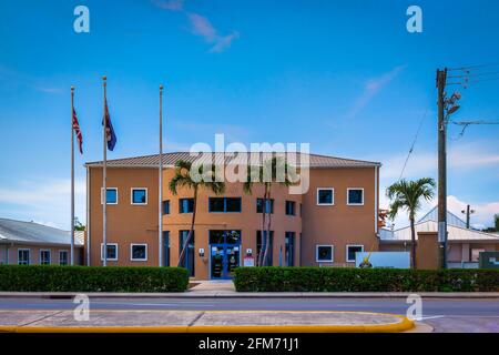 Grand Cayman, Cayman Islands, Juli 2020, Blick auf die Fassade des Gebäudes des Department of Immigration in George Town Stockfoto