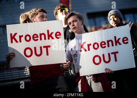 London, Großbritannien. Mai 2021. Arsenal-Fans halten Plakate, während sie vor dem Emirates Stadium gegen Kroenke protestieren, als Reaktion auf den Versuch ihres Clubs, in die zum Scheitern verurteilte Europäische Super League einzutreten, und fordern, dass die Kroenke-Familie als Eigentümer zurücktritt. Kredit: SOPA Images Limited/Alamy Live Nachrichten Stockfoto