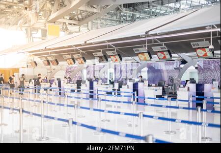 BANGKOK THAILAND APR 14 2021 der öffentliche Check-in-Bereich eines Flughafens ohne Menschenmengen während der Covid-19-Epidemie. Stockfoto