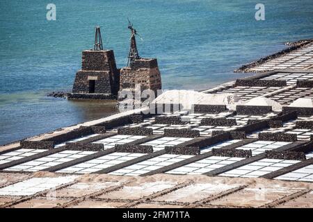 Alte Pumpwindmühlen in Ruine, Salinas de Janubio, Lanzarote, Kanarische Inseln, Spanien Stockfoto