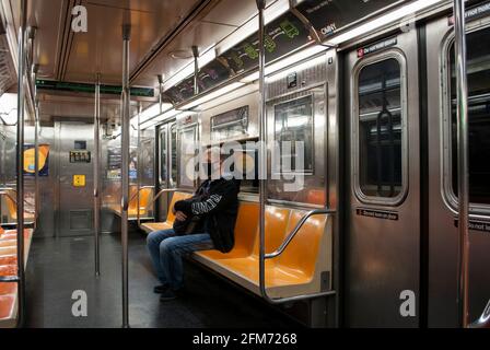 Der Mann in der New Yorker U-Bahn, der alleine unterwegs ist Stockfoto